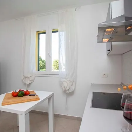 Apartman B & F * Santalezi