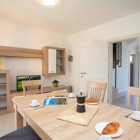 Apartman B & F Διαμέρισμα Santalezi