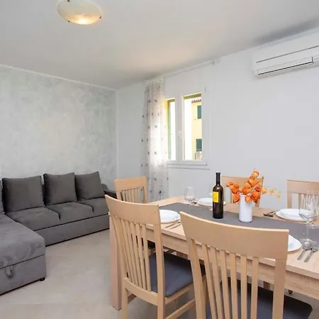Apartman B & F